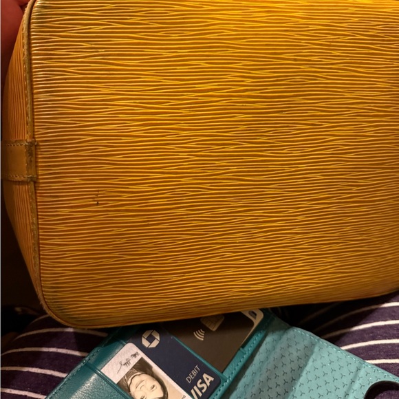 Louis Vuitton gold epi petit Bucket bag with drawstring authenticated o er $500. - Picture 13 of 15